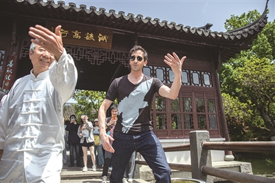 Adrien Brody learns Taijiquan at the West Lake.
