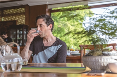 Adrien Brody tastes Longjing Tea.
