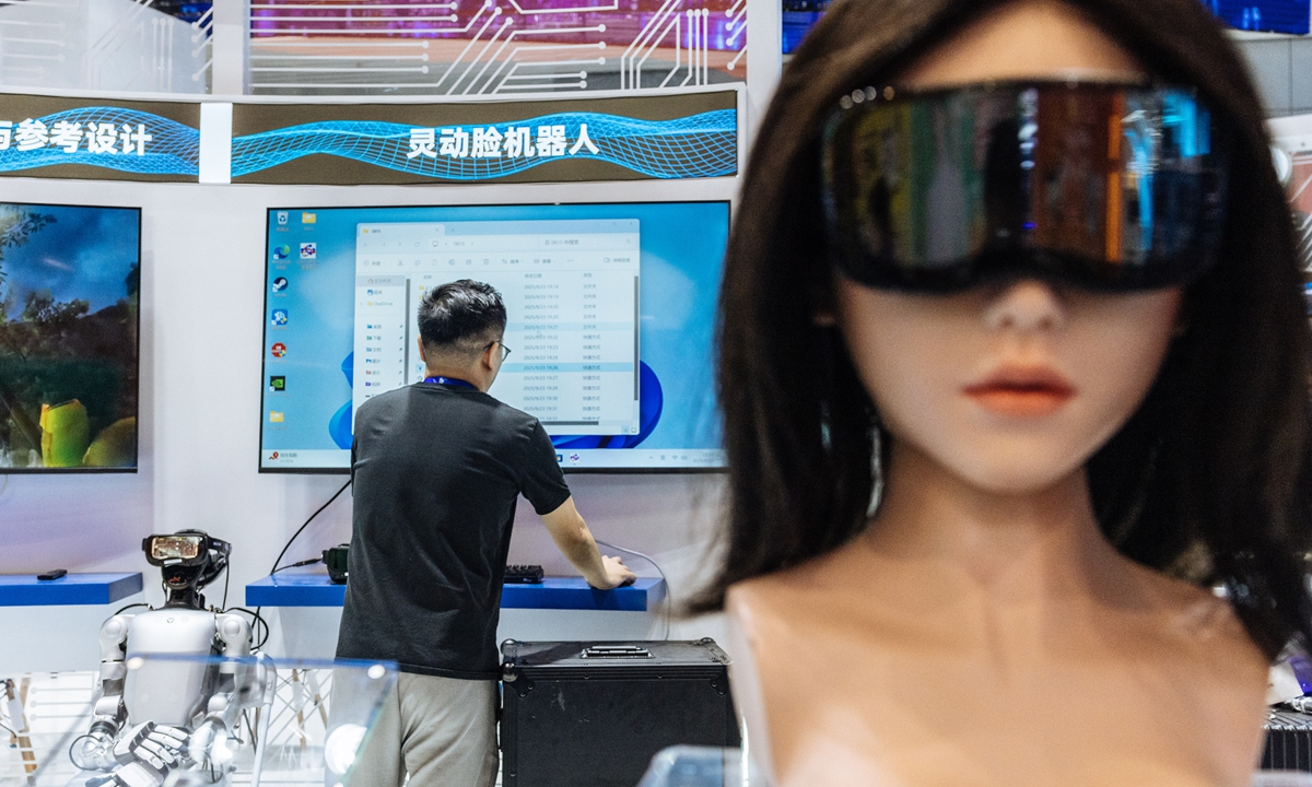 Staffers transport exhibits and conduct final adjustments to prepare for the 4th Global Digital Trade Expo, which will be held from September 25 to 29, 2025 in Hangzhou, East China's Zhejiang Province. Photo: Li Hao/GT